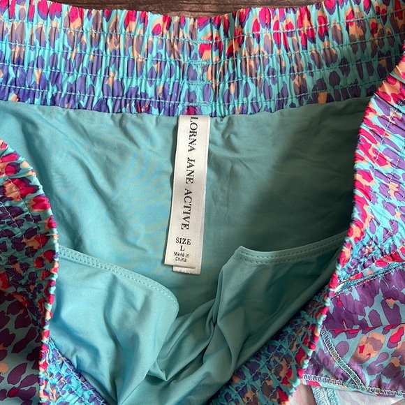 LORNA JANE | Multicolour print running shorts with dual zippered pockets - Picture 6 of 9